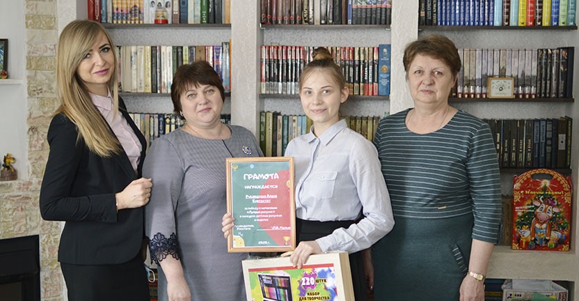 Приз и  грамота для Рукавициной Алины за победу в конкурсе Росстата